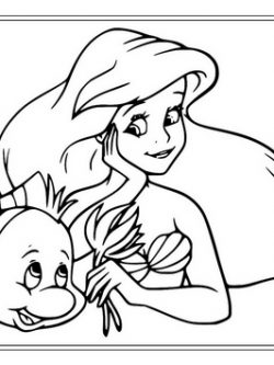 Раскраска Ариэль держит морскую капусту с Флаундером